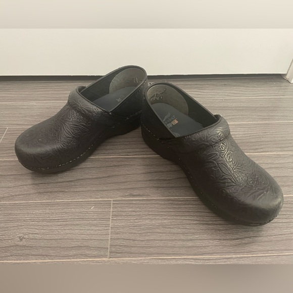 Dansko XP 2.0 Grey Floral Tooled Clogs. Size: 37 Width: Medium - Picture 2 of 4